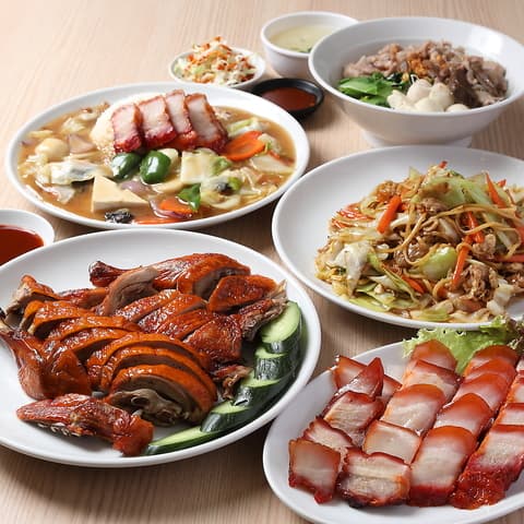 ローストダックやチャーシューなど料理の盛り合わせ