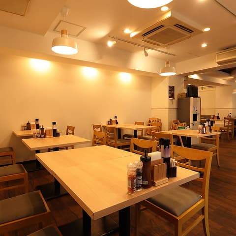 明るい木目の店内席