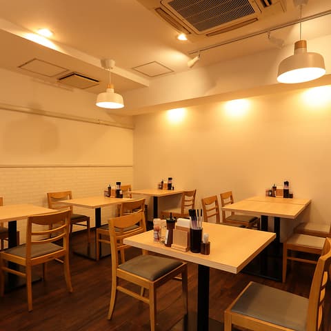テーブル席が並ぶ店内